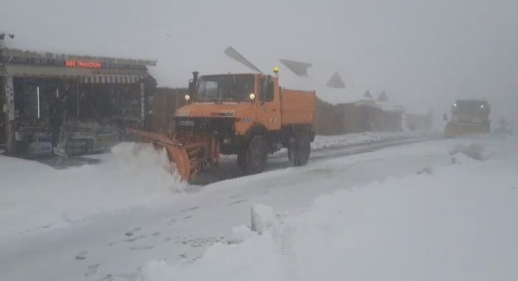 Drumuri blocate și restricții din cauza condițiilor de iarnă