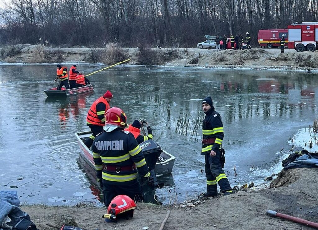 (VIDEO) Intervenție în Olt: două persoane salvate după ce au căzut în râul Olt, la Dobroteasa
