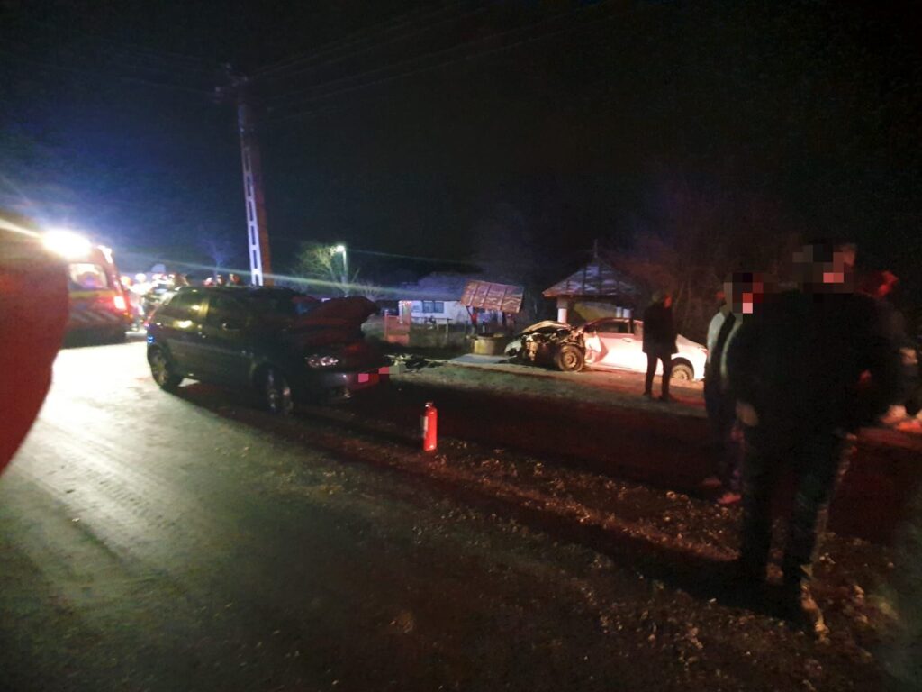 Accident rutier pe DJ 678, în Vâlcea: patru persoane rănite după coliziunea a două autoturisme