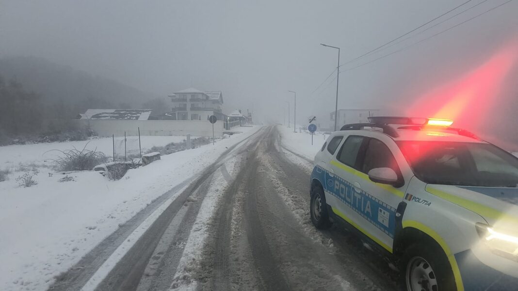 Restricții pe DN 67C Novaci–Rânca din cauza ninsorii viscolite