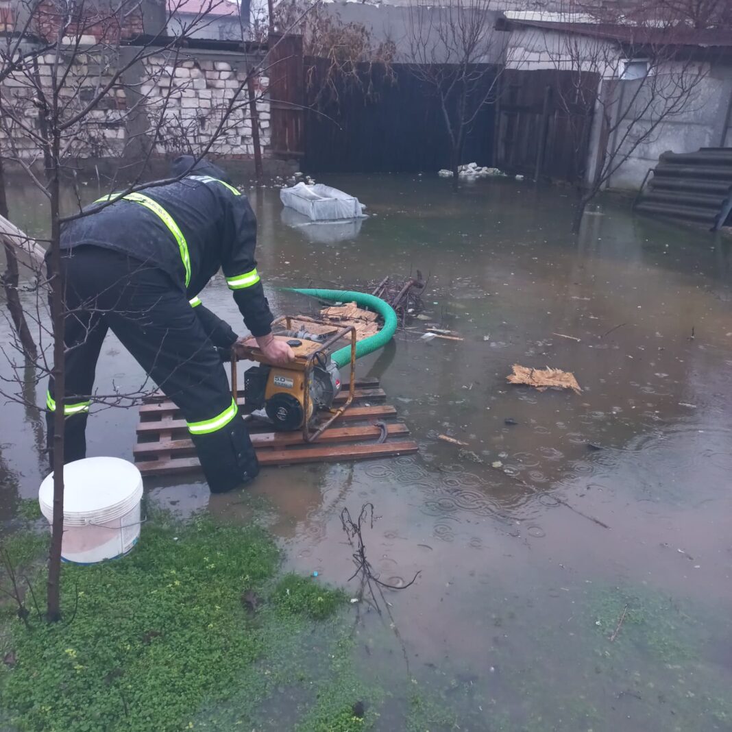 Motopompă în acțiune pe strada Eliza Opran