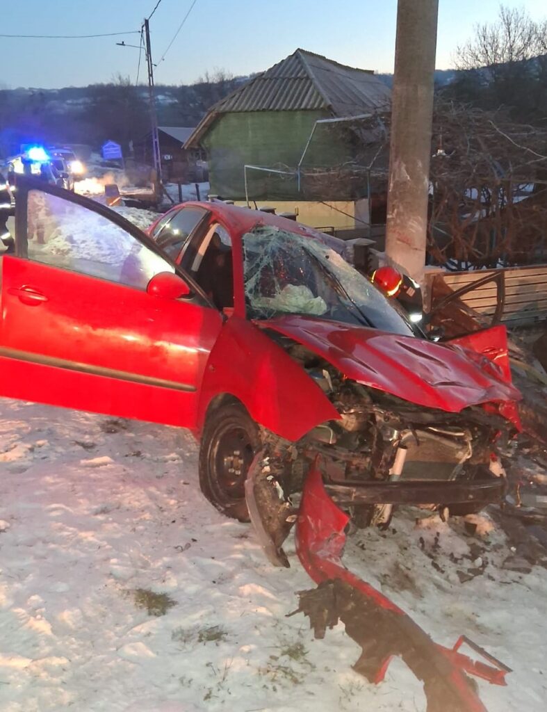 Vâlcea: Accident rutier în Stroești: o persoană blocată în autoturism, salvată de pompieri