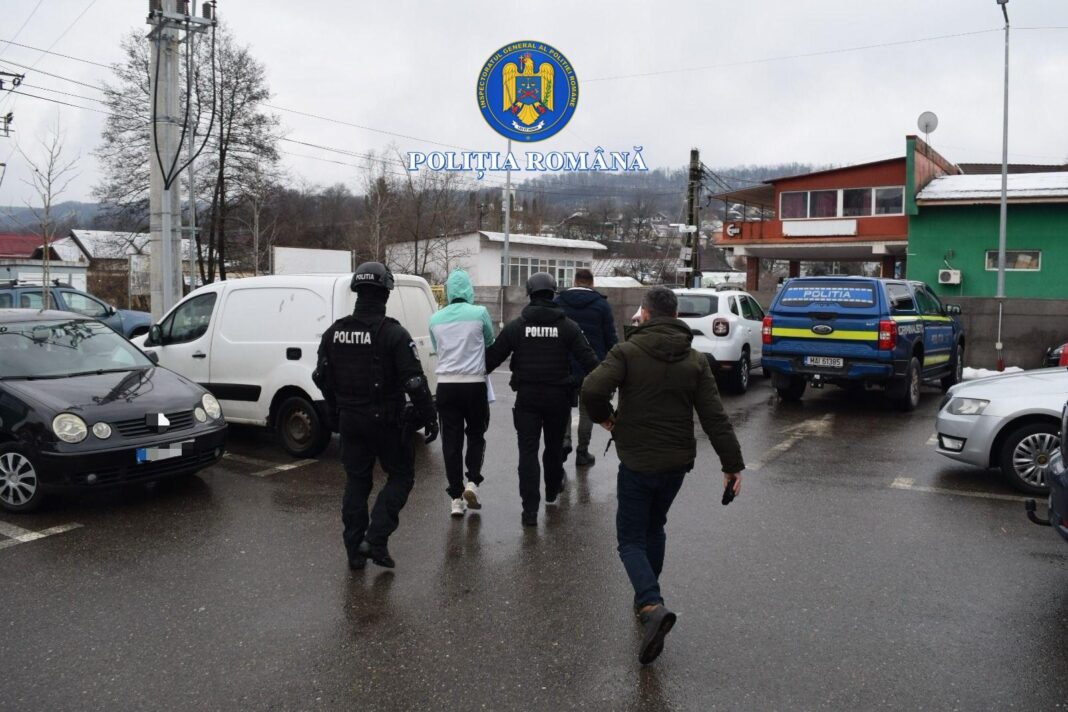 Trei bărbați reținuți la Râmnicu Vâlcea după o agresiune și furt în plină stradă