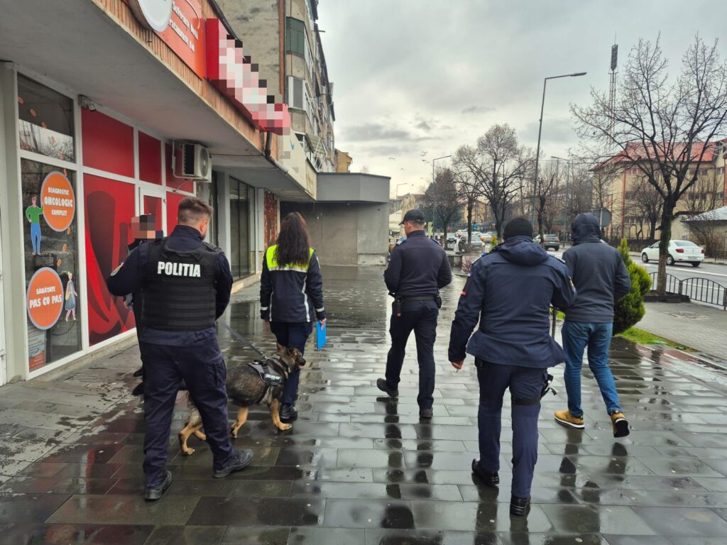 Acțiune pentru siguranța elevilor, desfășurată de polițiști în zona unităților de învățământ din Râmnicu Vâlcea