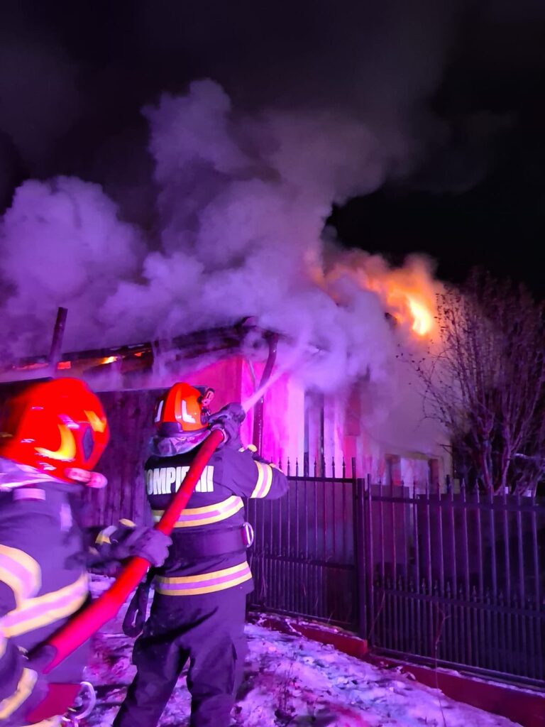 (VIDEO) Incendiu la o locuință din Glăvile. Intervenție nocturnă a pompierilor vâlceni