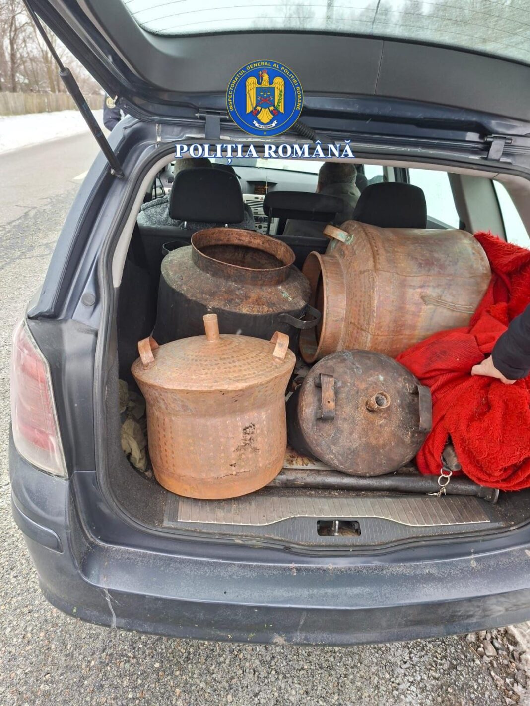 Victima a fost convinsă să dea un cazan de țuică și 5.600 de lei, sub pretextul unui schimb