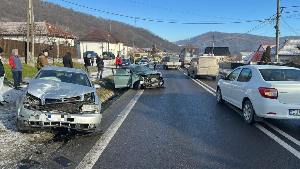 Accident rutier pe DN 7, în Bujoreni. Două persoane rănite, trafic îngreunat