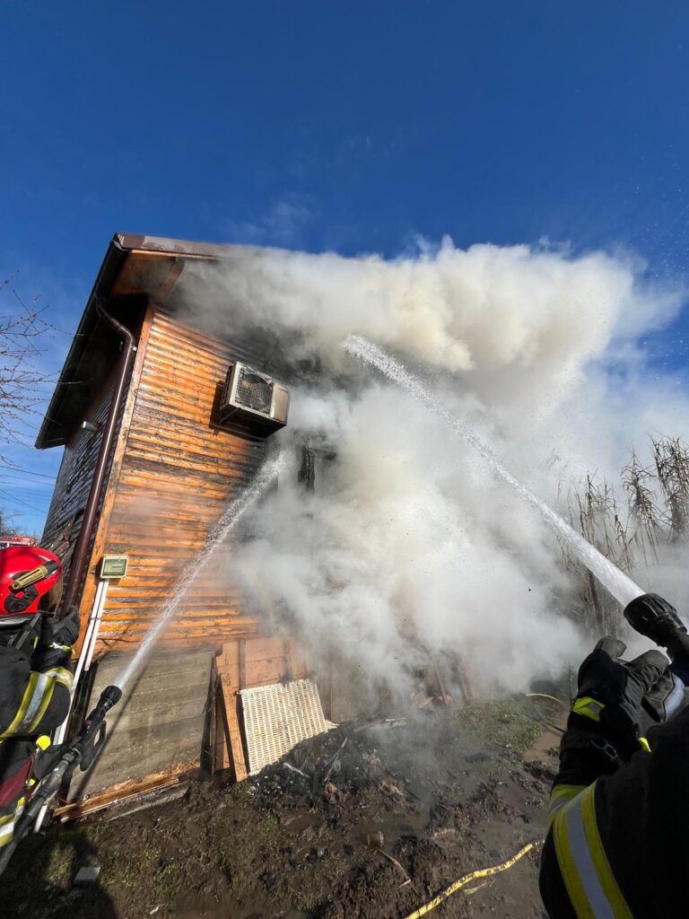 (VIDEO) Incendiu la o casă din comuna Bucovăț, sat Sărbătoarea