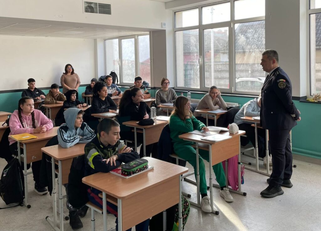 Acțiuni informativ-preventive ale polițiștilor doljeni în școlile din Craiova, pentru creșterea siguranței elevilor