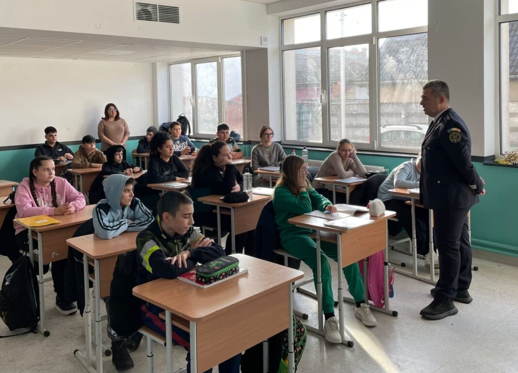 Polițiștii din mai multe structuri ale IPJ Dolj au desfășurat activități preventive în unități de învățământ preuniversitar și controale la societăți comerciale din apropierea acestora