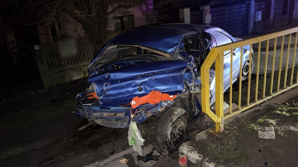 Accident rutier în Braniște, Dolj: un autoturism a lovit un stâlp, o tânără a fost transportată la spital