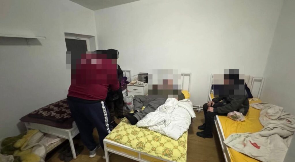 (VIDEO) Polițiștii din Craiova vin în ajutorul persoanelor vulnerabile în zilele geroase