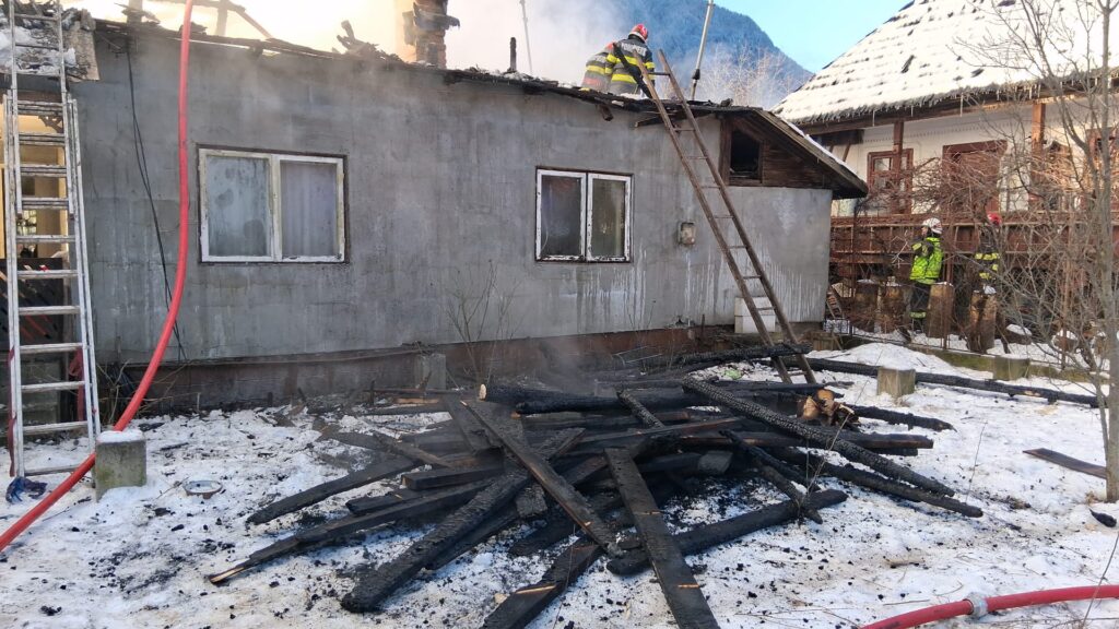 Vâlcea: Incendiu izbucnit la o casă din localitatea Malaia