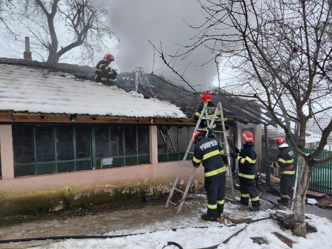Incendiul se manifesta violent la nivelul acoperișului anexei din Nedeia