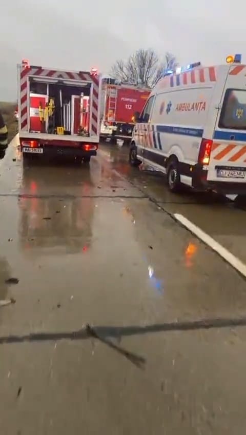 Două autoturisme și un TIR sunt implicate în accident