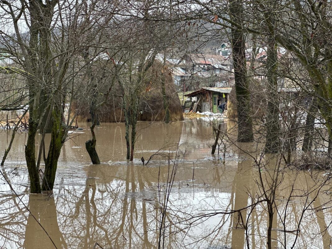 Ploile au scăzut în intensitate, însă nivelurile unor râuri sunt în continuare monitorizate