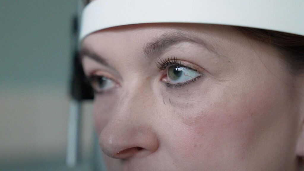 Nicki are controale oftalmologice regulate pentru a vedea cum progresează