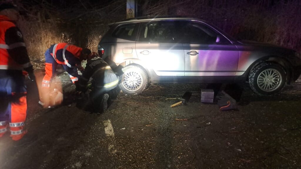 O femeie a murit după ce a fost călcată de propria mașină