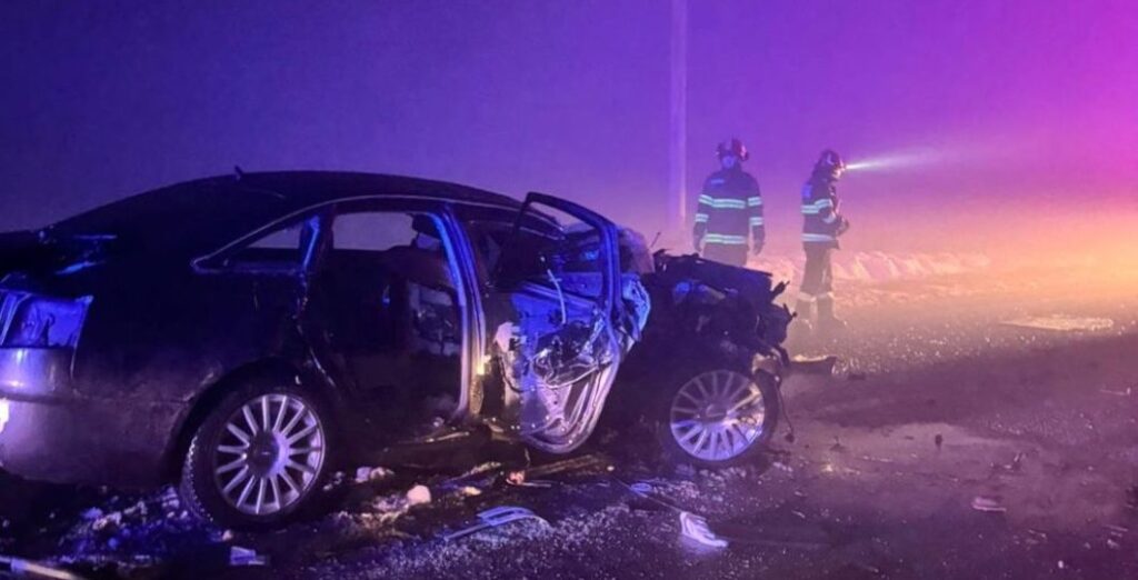 Un mort și doi răniți după ce o mașină s-a izbit de un copac