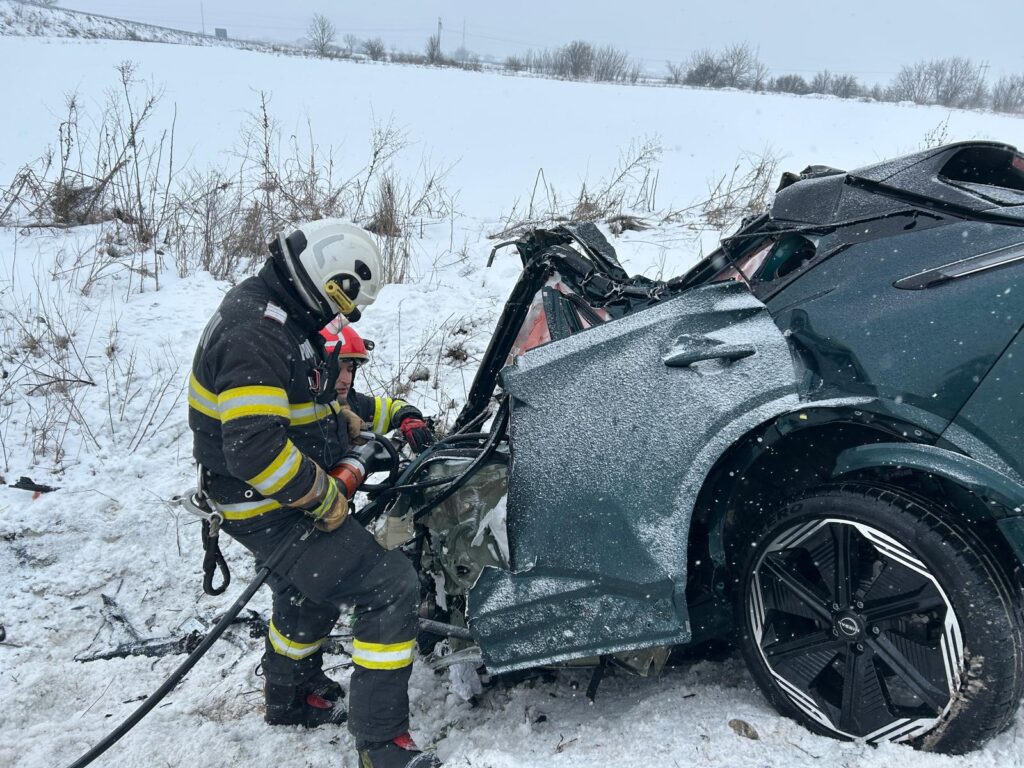 Un șofer și-a pierdut viața după ce a intrat cu mașina într-un TIR