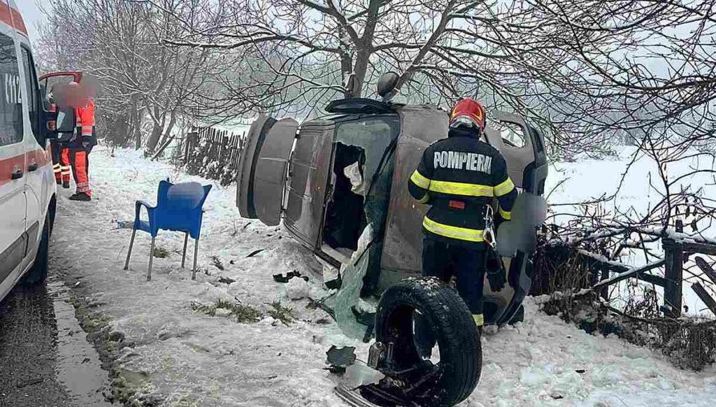 Opt răniți într-un accident în care au fost implicate două autoturisme