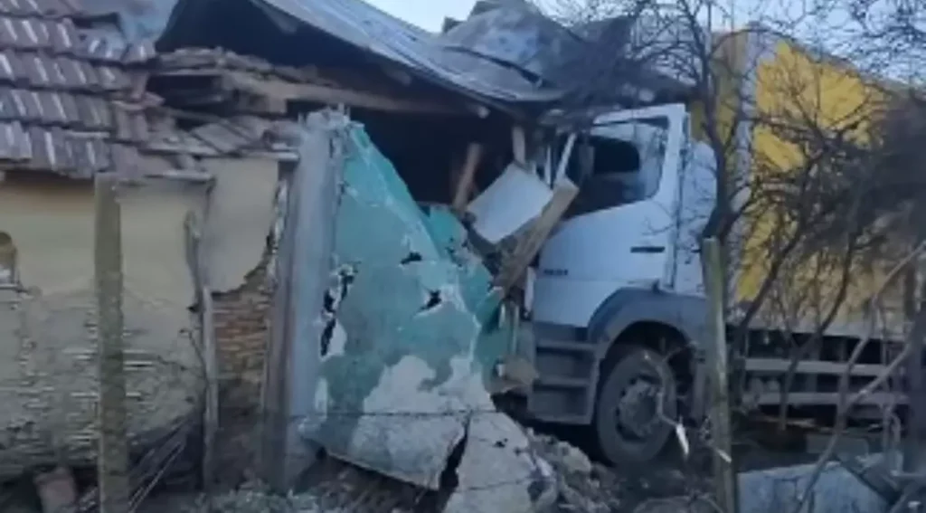 Un șofer beat a intrat cu camionul într-o casă 