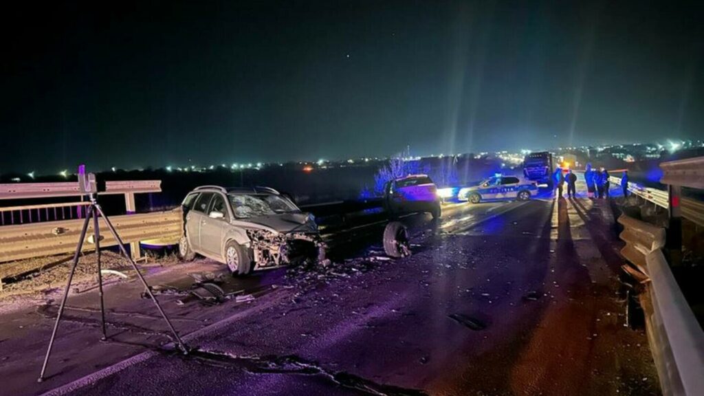 Opt persoane, rănite într-un accident produs de un șofer băut care a intrat pe contrasens