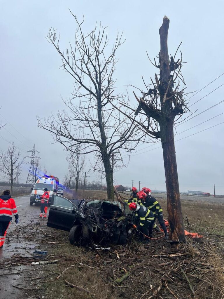 Bărbat mort după ce autoturismul pe care îl conducea s-a izbit de un copac