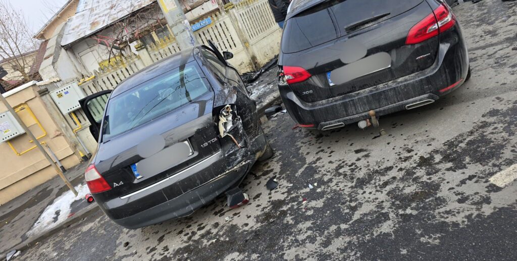 Șofer rănit după ce nu a acordat prioritate în intersecție și a intrat în coliziune cu altă mașină