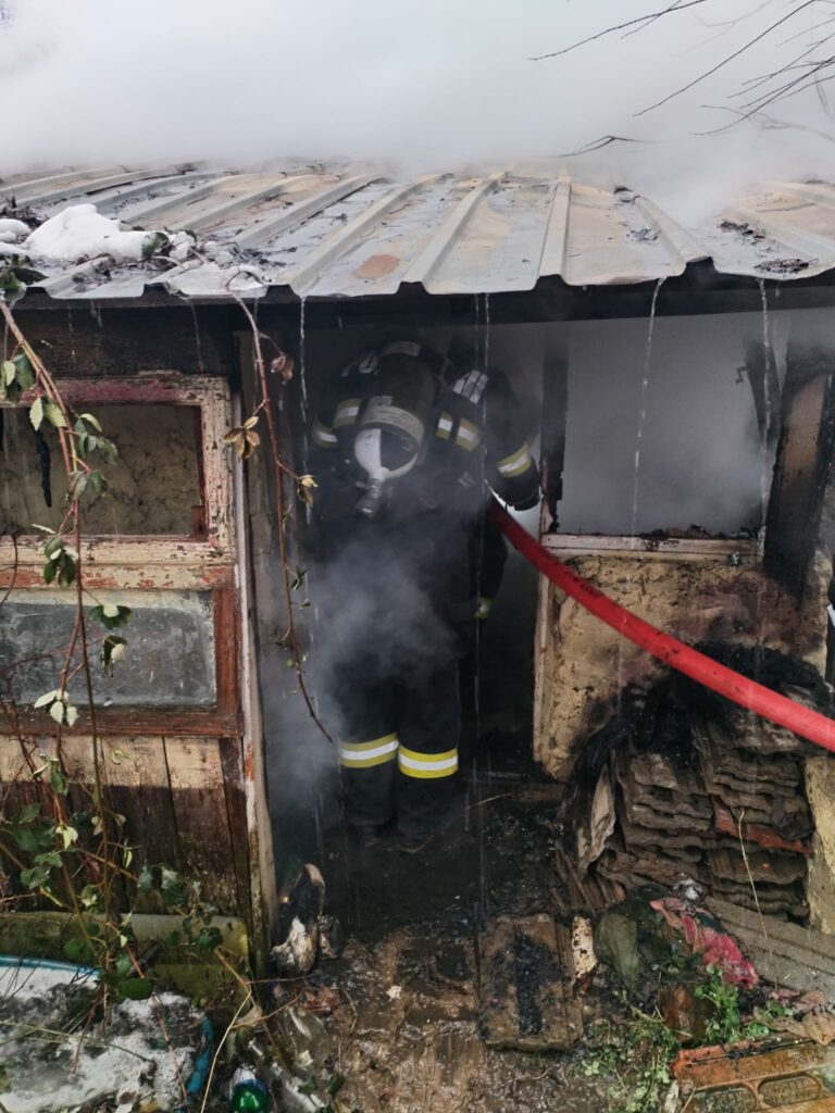 O persoană a murit într-un incendiu izbucnit la o casă de pe strada Traian Vuia, zona Valea Fetii
