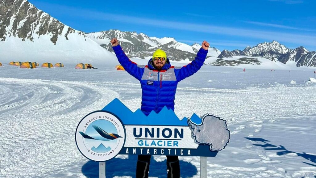 Cel mai înalt vârf din Antarctica a fost cucerit de alpinistul român Adrian Ahriţculesei
