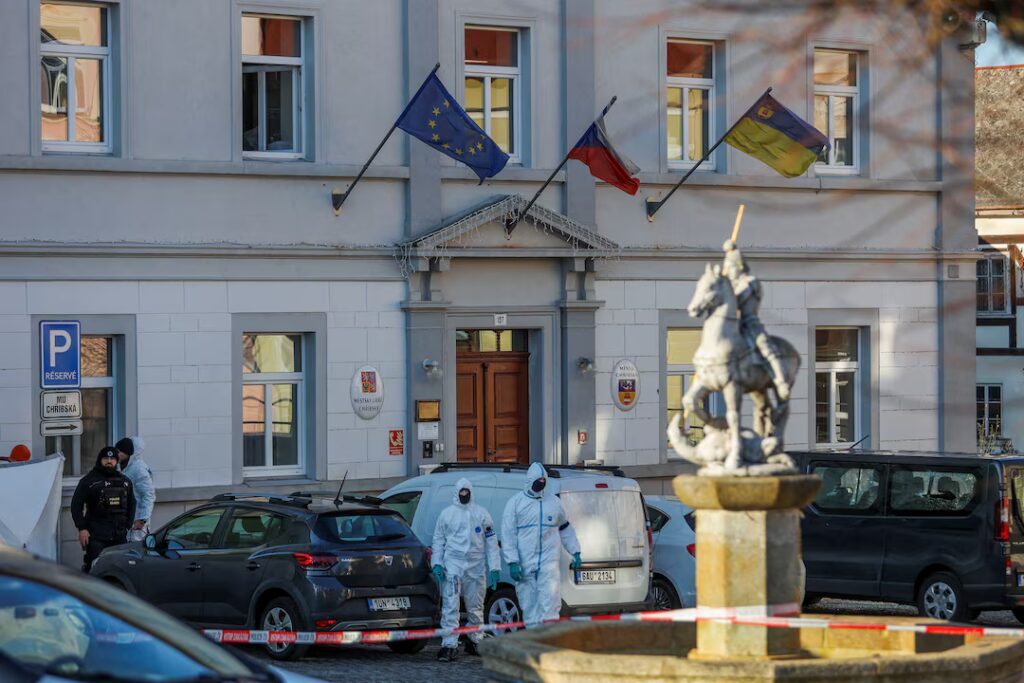 Un mort și șase răniți într-un atac armat la primăria unui oraș din Cehia