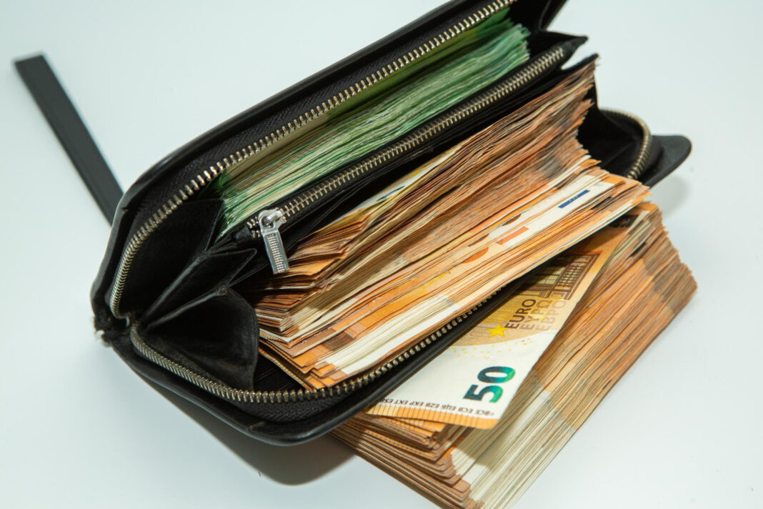 Un român a fost prins în Germania cu zeci de mii de euro în lenjeria intimă. Polițiștii au confiscat banii