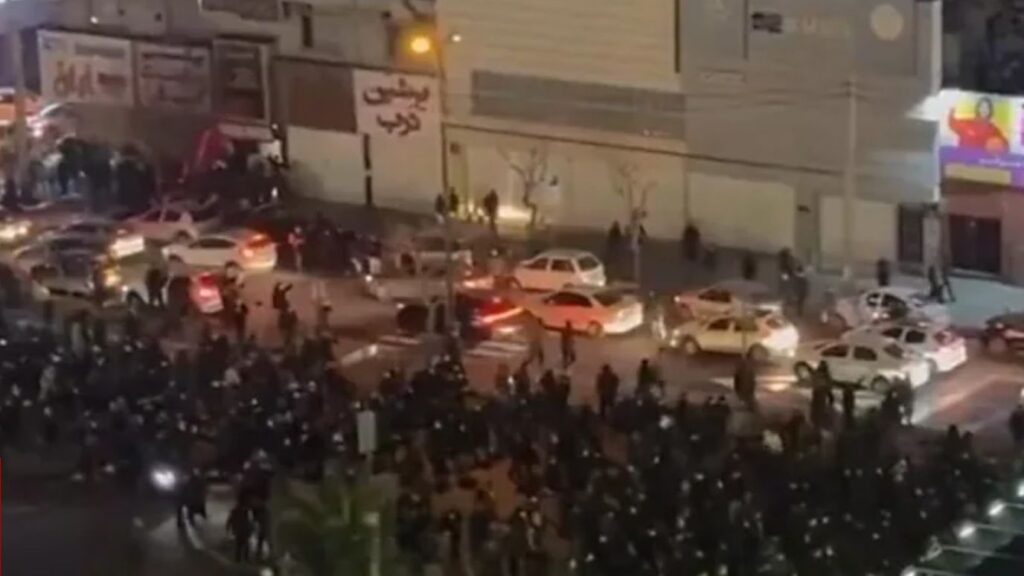 (VIDEO) Proteste antiguvernamentale de amploare în Iran: mulțimi uriașe în Teheran și în alte orașe