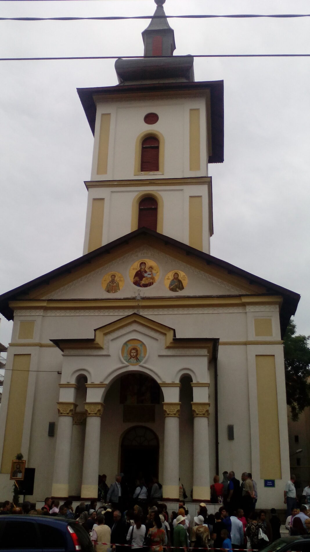 Poliția a deschis dosar penal pentru distrugerea unor de la Biserica Sfinții Împărați Constantin și Elena