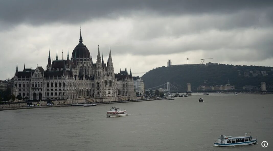 Ratingul de credit al Budapestei scade la „junk” pe măsură ce disputa privind finanțarea cu guvernul Orbán se adâncește