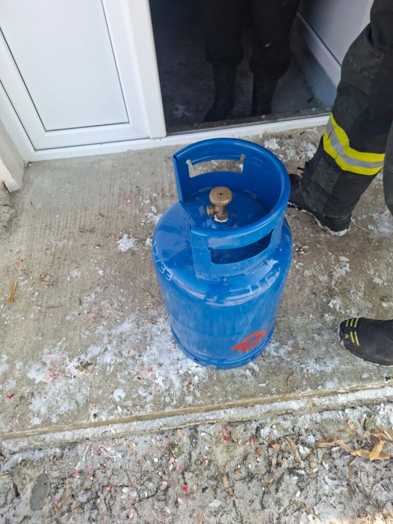 Vâlcea: Doi bărbați au suferit arsuri în urma unui incendiu la o butelie. Unul dintre ei a fost adus cu elicopterul SMURD la SJU Craiova