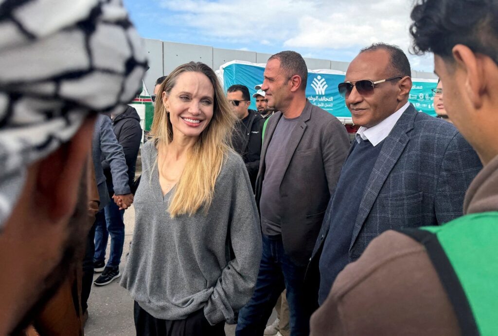 Angelina Jolie vizitează Rafah, Egipt, lângă punctul de trecere a frontierei dintre Egipt și Fâșia Gaza, pe 2 ianuarie