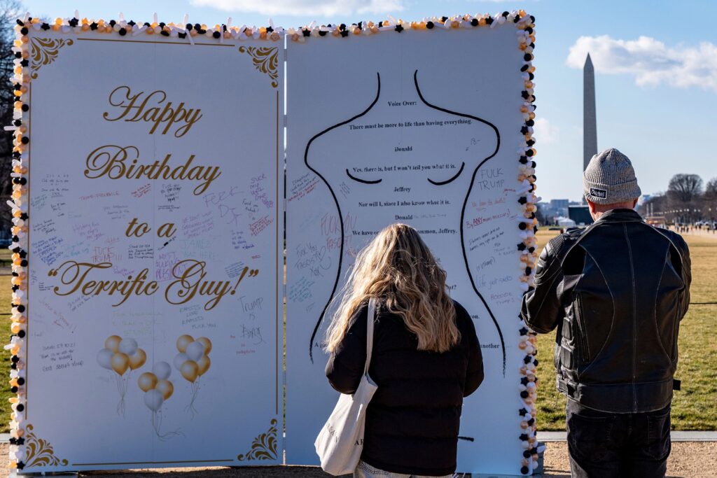 O replică uriașă a presupusului mesaj de ziua lui Trump către Epstein, amplasată pe National Mall
