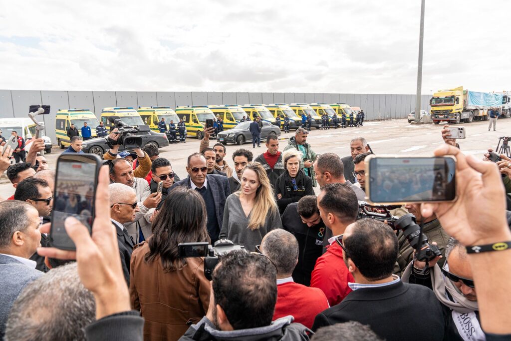 Angelina Jolie, vizită la punctul de trecere Rafah, în contextul suspendării activității unor organizații de ajutor din Gaza