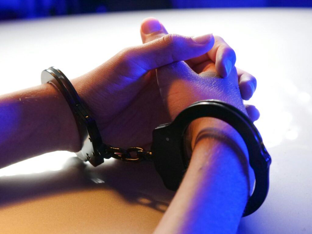 Dolj: Tânăr de 23 de ani, arestat pentru trafic de minori