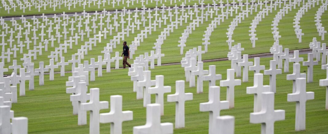 Un bărbat se plimbă prin Cimitirul American din Manila în timpul unei ceremonii de Ziua Veteranilor, pe 11 noiembrie 2022