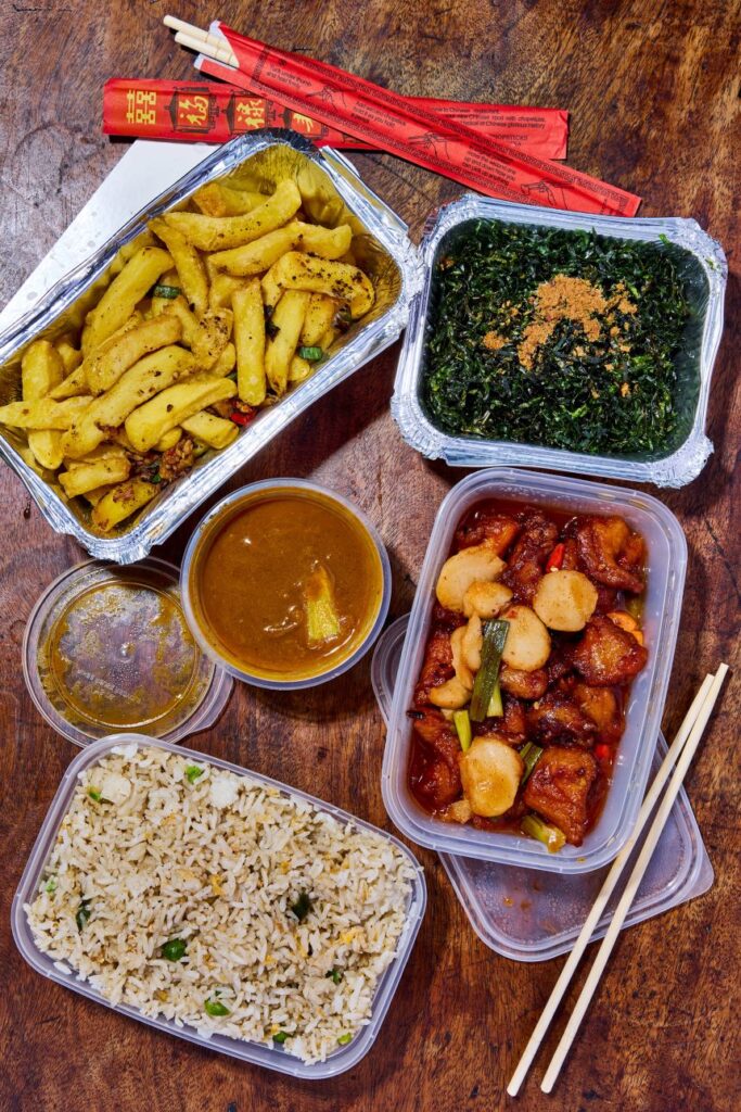 O combinație clasică de mâncare chinezească la pachet în Marea Britanie include chipsuri cu sare și piper și sos de curry