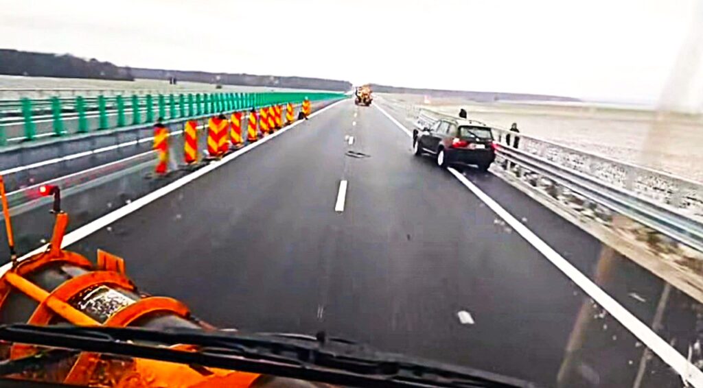 (VIDEO) Un șofer a provocat un accident pe DEx12 după ce a depășit utilajele de deszăpezire