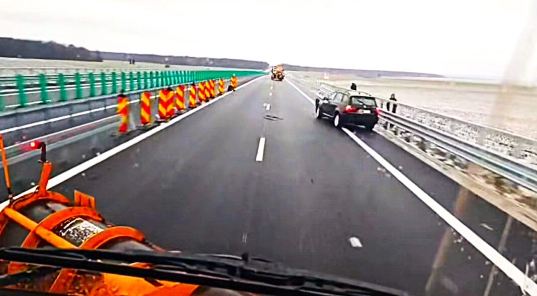 Un șofer a provocat un accident pe DEx12 după ce a depășit utilajele de deszăpezire