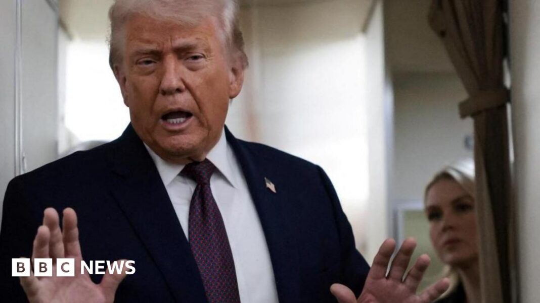 Președintele Trump vorbește sâmbătă cu reporterii de la bordul Air Force One