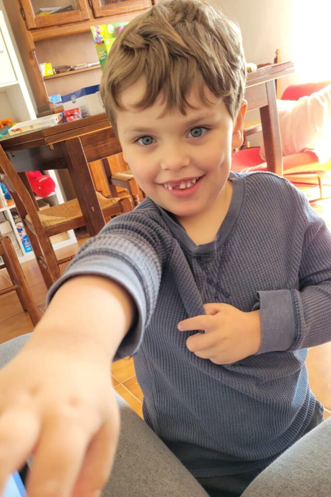 
Elser spune că intenționează să-l înscrie pe Kenny la școala locală