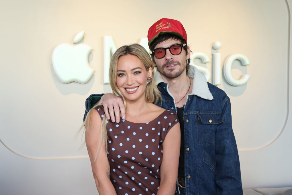 Hilary Duff și Matthew Koma se opresc la Apple Music Studios din Los Angeles pentru o preluare live a postului de radio Apple Music în timpul sărbătorilor, pe 4 decembrie 2025, în Los Angeles, California (Amy Sussman/Getty Images)