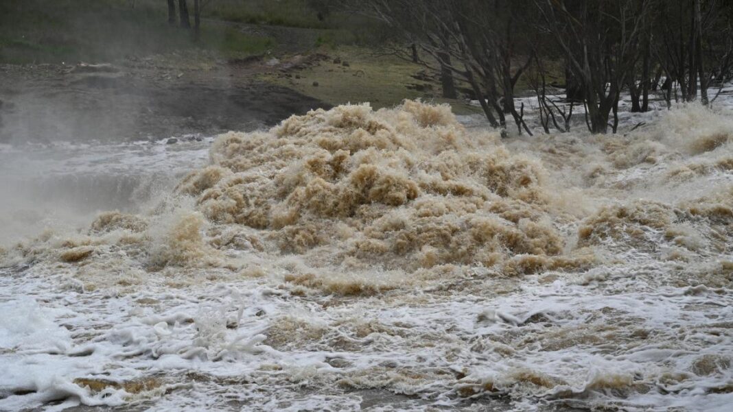 INHGA: Cod portocaliu de inundații pe un sector al râului Jiu din judeţul Dolj