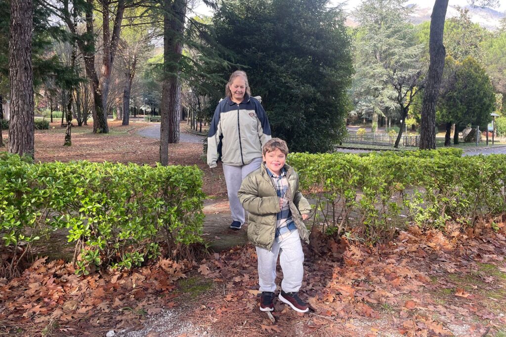 Elser spune că starea de sănătate a lui Kenny s-a îmbunătățit în Latronico, deoarece problemele sale respiratorii s-au ameliorat